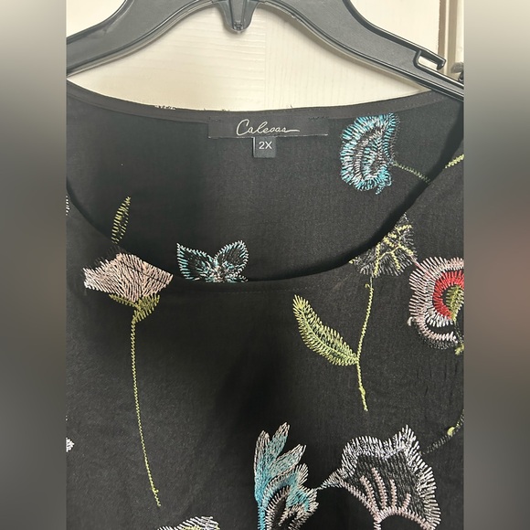 Calessa Embroidered Floral Top 2x NWT - Picture 5 of 7